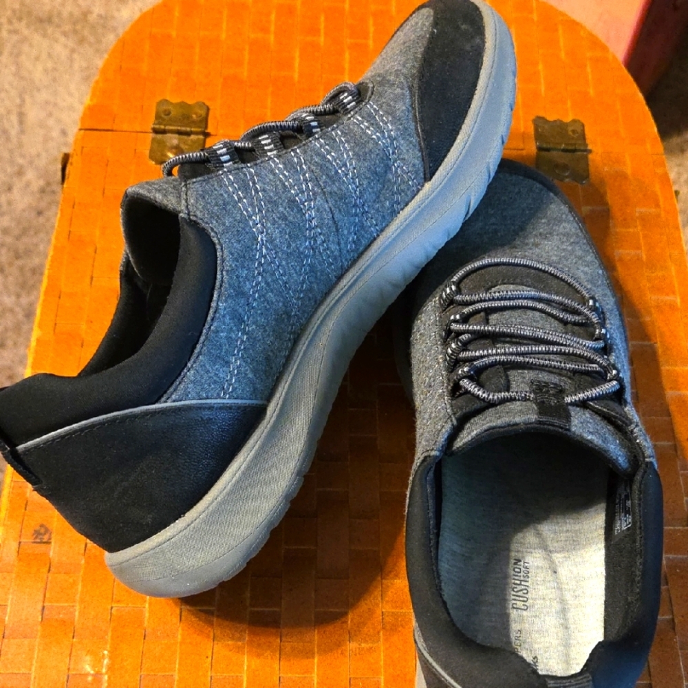 Clarks Gray and Black Sneakers Comfortable Everyday Wear, 8.5 N